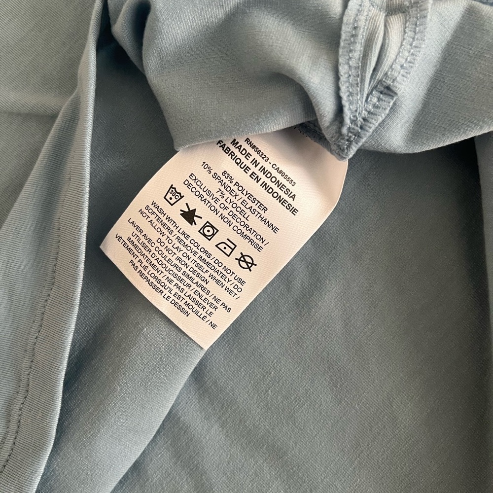 Nike women’s Training shirt size medium . New with tags! - Picture 4 of 4